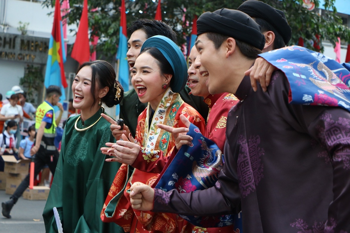 Đạo diễn Victor Vũ: "Tôi luôn muốn tôn vinh vẻ đẹp Việt phục trong phim"- Ảnh 3. Đạo diễn Victor Vũ: "Tôi luôn muốn tôn vinh vẻ đẹp Việt phục trong phim"- Ảnh 3.