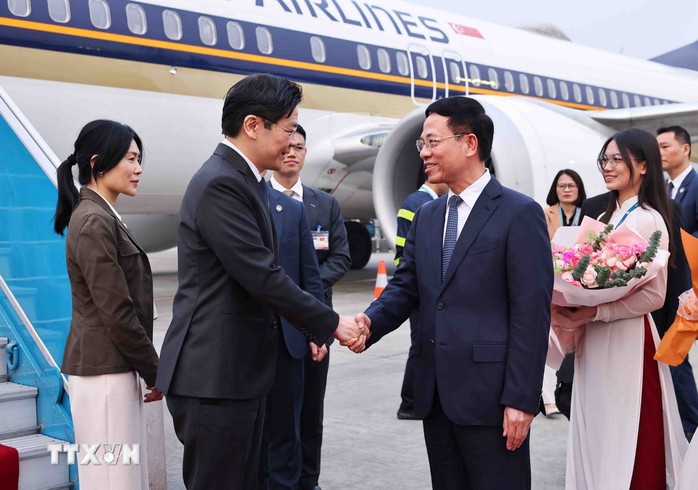 Bộ trưởng Nguyễn Mạnh Hùng đón Thủ tướng Singapore và Phu nhân tại sân bay Nội Bài- Ảnh 1.