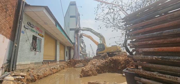 Hình ảnh tiệm vàng "siêu mỏng" ở Bình Dương đang bị phong tỏa- Ảnh 2. Hình ảnh tiệm vàng "siêu mỏng" ở Bình Dương đang bị phong tỏa- Ảnh 2.