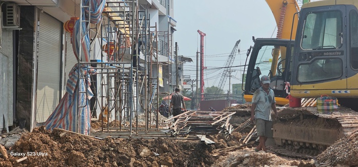 Hình ảnh tiệm vàng "siêu mỏng" ở Bình Dương đang bị phong tỏa- Ảnh 7. Hình ảnh tiệm vàng "siêu mỏng" ở Bình Dương đang bị phong tỏa- Ảnh 7.