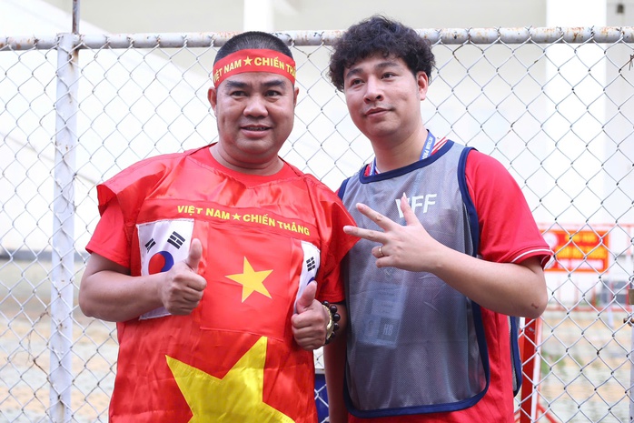 Người hâm mộ hào hứng tới sân ủng hộ tuyển Việt Nam đấu Lào - Ảnh 11. Người hâm mộ hào hứng tới sân ủng hộ tuyển Việt Nam đấu Lào - Ảnh 11.