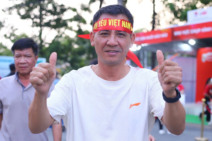 Người hâm mộ hào hứng tới sân ủng hộ tuyển Việt Nam đấu Lào - Ảnh 8. Người hâm mộ hào hứng tới sân ủng hộ tuyển Việt Nam đấu Lào - Ảnh 8.