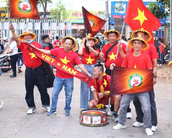 Người hâm mộ hào hứng tới sân ủng hộ tuyển Việt Nam đấu Lào - Ảnh 1. Người hâm mộ hào hứng tới sân ủng hộ tuyển Việt Nam đấu Lào - Ảnh 1.