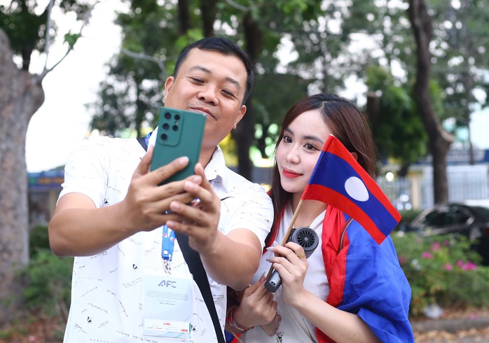Người hâm mộ hào hứng tới sân ủng hộ tuyển Việt Nam đấu Lào - Ảnh 7. Người hâm mộ hào hứng tới sân ủng hộ tuyển Việt Nam đấu Lào - Ảnh 7.