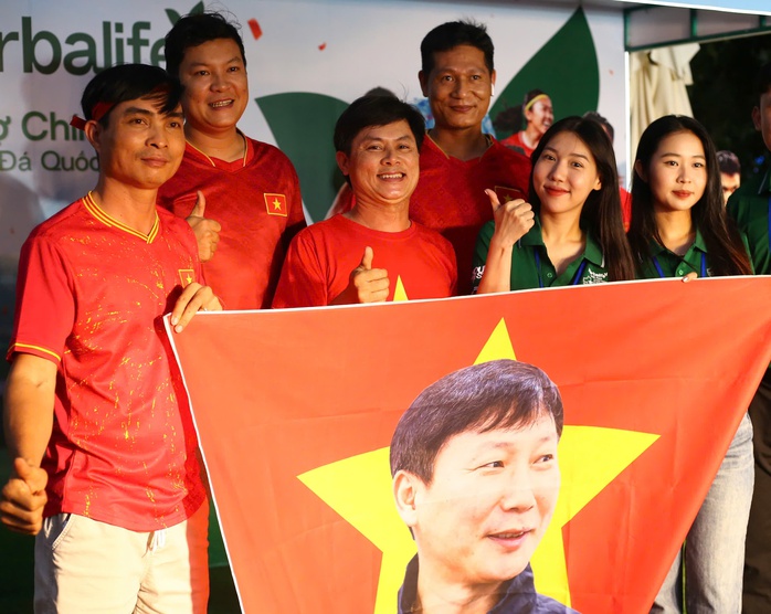 Người hâm mộ hào hứng tới sân ủng hộ tuyển Việt Nam đấu Lào - Ảnh 9. Người hâm mộ hào hứng tới sân ủng hộ tuyển Việt Nam đấu Lào - Ảnh 9.