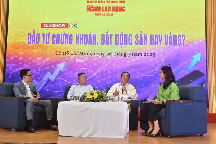 Các chuyên gia phát biểu tại talkshow “Đầu tư chứng khoán, bất động sản hay vàng?”. Ảnh: TẤN THẠNH Các chuyên gia phát biểu tại talkshow “Đầu tư chứng khoán, bất động sản hay vàng?”. Ảnh: TẤN THẠNH