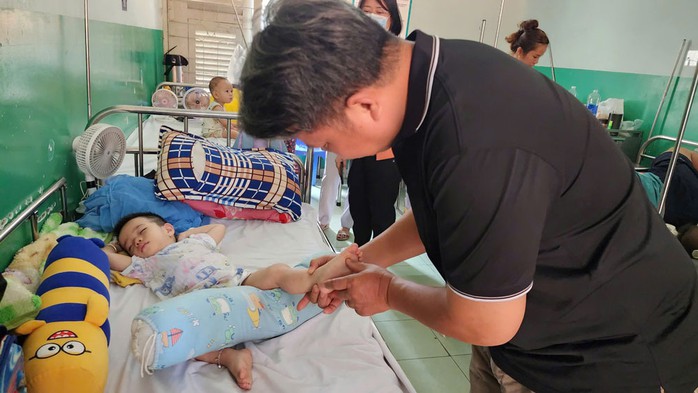 Cẩn trọng nhiễm bệnh tay chân miệng ở trẻ em Cẩn trọng nhiễm bệnh tay chân miệng ở trẻ em