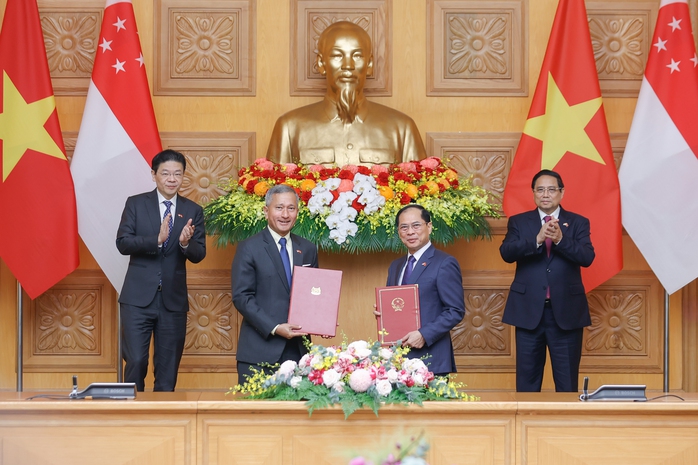 Thủ tướng Phạm Minh Chính và Thủ tướng Lawrence Wong chứng kiến lễ trao Ý định thư về hợp tác xây dựng Chương trình hành động triển khai quan hệ Đối tác Chiến lược toàn diện giai đoạn 2025-2030 giữa Bộ Ngoại giao hai nước Việt Nam - Singapore Ảnh: Nhật Bắc Thủ tướng Phạm Minh Chính và Thủ tướng Lawrence Wong chứng kiến lễ trao Ý định thư về hợp tác xây dựng Chương trình hành động triển khai quan hệ Đối tác Chiến lược toàn diện giai đoạn 2025-2030 giữa Bộ Ngoại giao hai nước Việt Nam - Singapore Ảnh: Nhật Bắc
