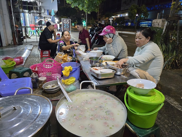 Hàng cháo giò heo ở TP HCM bán "giờ nghiệt ngã" nhưng nhiều người thích, vì sao?- Ảnh 1.