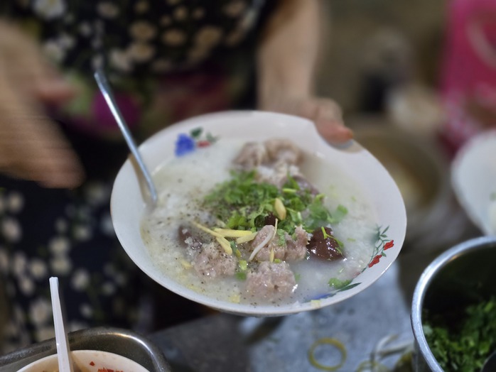 Hàng cháo giò heo ở TP HCM bán "giờ nghiệt ngã" nhưng nhiều người thích, vì sao?- Ảnh 3.