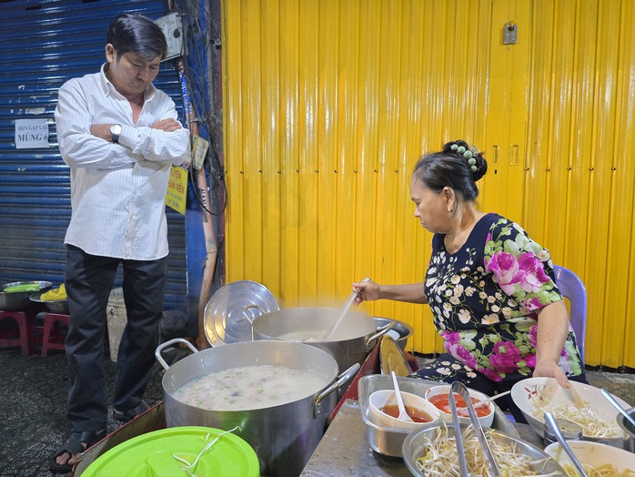Hàng cháo giò heo ở TP HCM bán "giờ nghiệt ngã" nhưng nhiều người thích, vì sao?- Ảnh 5.