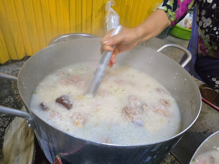 Hàng cháo giò heo ở TP HCM bán "giờ nghiệt ngã" nhưng nhiều người thích, vì sao?- Ảnh 7.