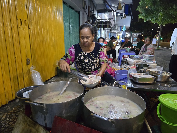 Hàng cháo giò heo ở TP HCM bán "giờ nghiệt ngã" nhưng nhiều người thích, vì sao?- Ảnh 10.