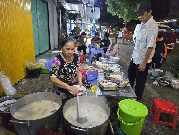 Hàng cháo giò heo ở TP HCM bán "giờ nghiệt ngã" nhưng nhiều người thích, vì sao?- Ảnh 8.
