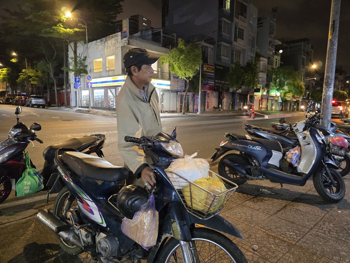 Hàng cháo giò heo ở TP HCM bán "giờ nghiệt ngã" nhưng nhiều người thích, vì sao?- Ảnh 11.
