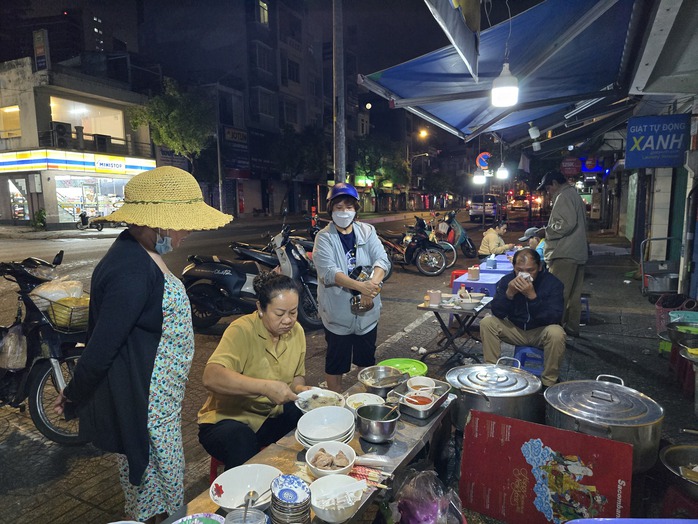 Hàng cháo giò heo ở TP HCM bán "giờ nghiệt ngã" nhưng nhiều người thích, vì sao?- Ảnh 12.