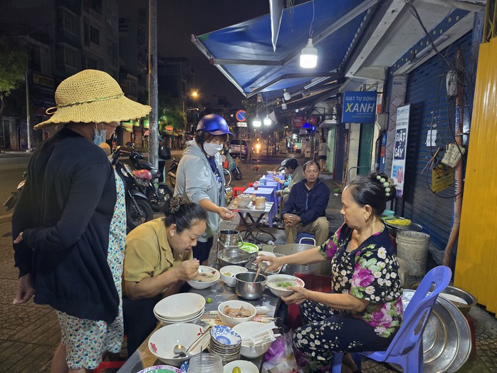 Hàng cháo giò heo ở TP HCM bán "giờ nghiệt ngã" nhưng nhiều người thích, vì sao?- Ảnh 6.