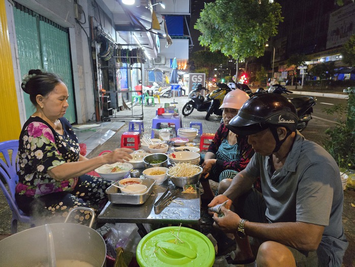 Hàng cháo giò heo ở TP HCM bán "giờ nghiệt ngã" nhưng nhiều người thích, vì sao?- Ảnh 9.