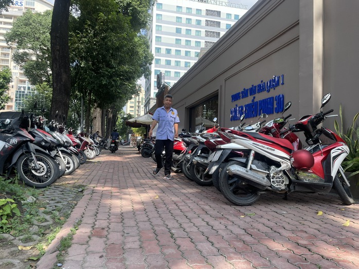 Vì sao bãi bỏ quyết định 32 về thu phí sử dụng vỉa hè ở TP HCM ?- Ảnh 1. Vì sao bãi bỏ quyết định 32 về thu phí sử dụng vỉa hè ở TP HCM ?- Ảnh 1.