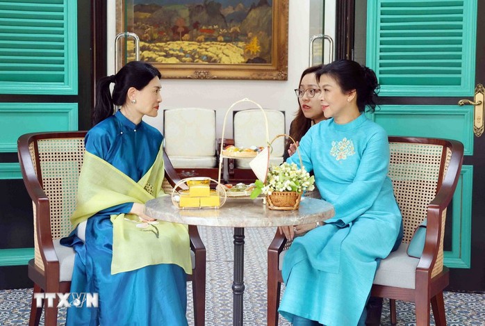 Phu nhân Tổng Bí thư tặng áo dài cho phu nhân Thủ tướng Singapore- Ảnh 5. Phu nhân Tổng Bí thư tặng áo dài cho phu nhân Thủ tướng Singapore- Ảnh 5.