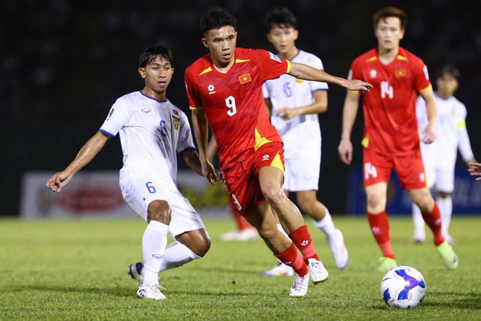 Tuyển Việt Nam (giữa) cần duy trì tinh thần thi đấu kiên cường, khát khao cống hiến để gặt hái thành công. Ảnh: QUỐC AN Tuyển Việt Nam (giữa) cần duy trì tinh thần thi đấu kiên cường, khát khao cống hiến để gặt hái thành công. Ảnh: QUỐC AN
