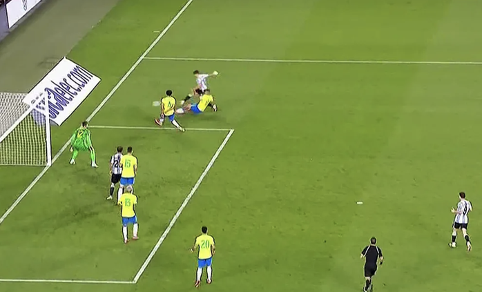 Thắng nghiền ép Brazil, Argentina vững ngôi đầu vòng loại World Cup Nam Mỹ- Ảnh 6. Thắng nghiền ép Brazil, Argentina vững ngôi đầu vòng loại World Cup Nam Mỹ- Ảnh 6.