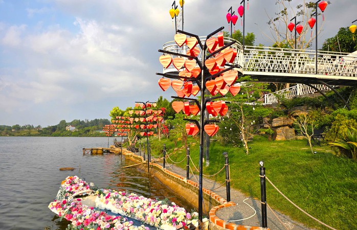 Lâm Đồng: Quán cà phê "khủng" lấn chiếm hồ Nam Phương- Ảnh 2. Lâm Đồng: Quán cà phê "khủng" lấn chiếm hồ Nam Phương- Ảnh 2.