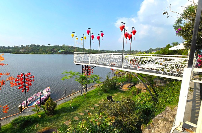 Lâm Đồng: Quán cà phê "khủng" lấn chiếm hồ Nam Phương- Ảnh 3. Lâm Đồng: Quán cà phê "khủng" lấn chiếm hồ Nam Phương- Ảnh 3.