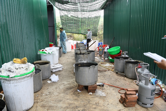 Cận cảnh kho xưởng sản xuất 1,4 tấn ma tuý ketamin của "ông trùm" người nước ngoài- Ảnh 6. Cận cảnh kho xưởng sản xuất 1,4 tấn ma tuý ketamin của "ông trùm" người nước ngoài- Ảnh 6.