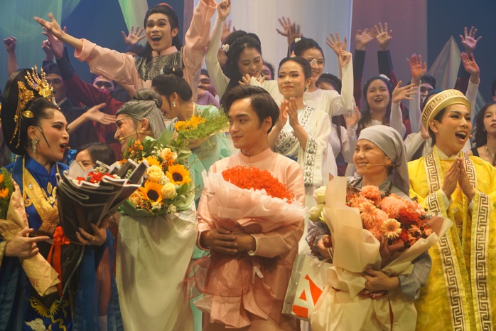 Vở cải lương "Ngàn năm tình sử", bức tranh đẹp của đạo diễn Vũ Hùng- Ảnh 2. Vở cải lương "Ngàn năm tình sử", bức tranh đẹp của đạo diễn Vũ Hùng- Ảnh 2.