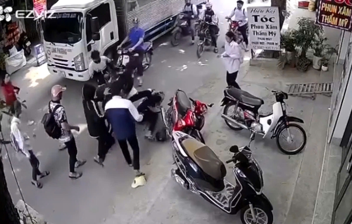 Đang chở bạn gái đi học về, nam sinh bị chặn đường đánh "hội đồng"- Ảnh 1. Đang chở bạn gái đi học về, nam sinh bị chặn đường đánh "hội đồng"- Ảnh 1.