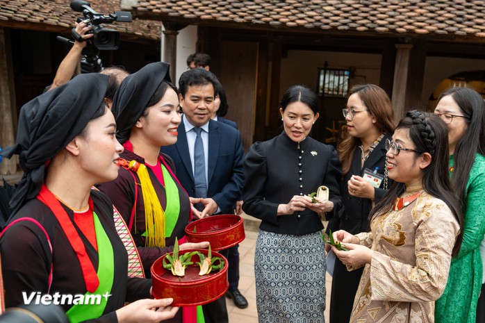 Tặng Phu nhân Thủ tướng Singapore bức tranh dân gian "Chăn trâu thổi sáo"- Ảnh 1. Tặng Phu nhân Thủ tướng Singapore bức tranh dân gian "Chăn trâu thổi sáo"- Ảnh 1.