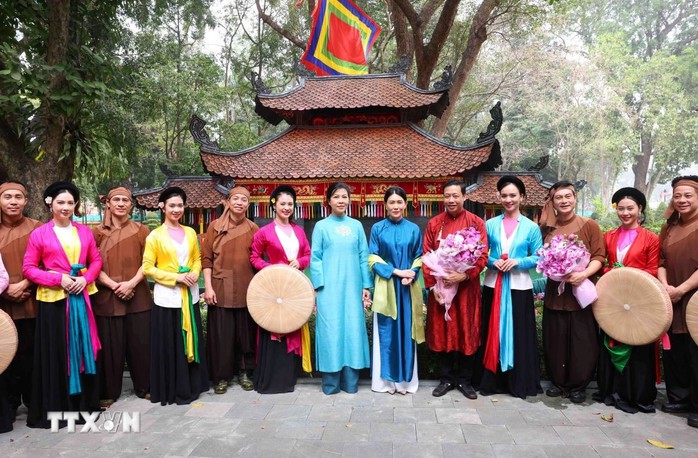 Phu nhân Tổng Bí thư tặng áo dài cho phu nhân Thủ tướng Singapore- Ảnh 2. Phu nhân Tổng Bí thư tặng áo dài cho phu nhân Thủ tướng Singapore- Ảnh 2.