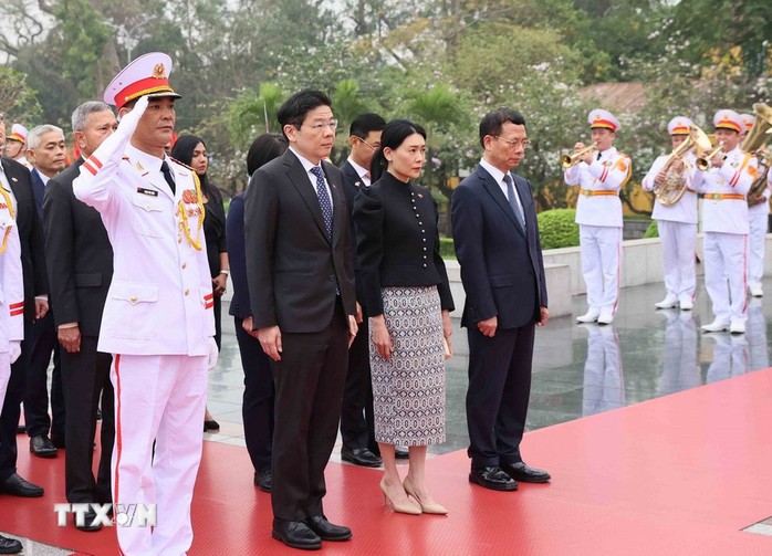 Thủ tướng Singapore Lawrence Wong vào Lăng viếng Chủ tịch Hồ Chí Minh- Ảnh 7.