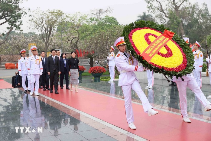 Thủ tướng Singapore Lawrence Wong vào Lăng viếng Chủ tịch Hồ Chí Minh- Ảnh 5.