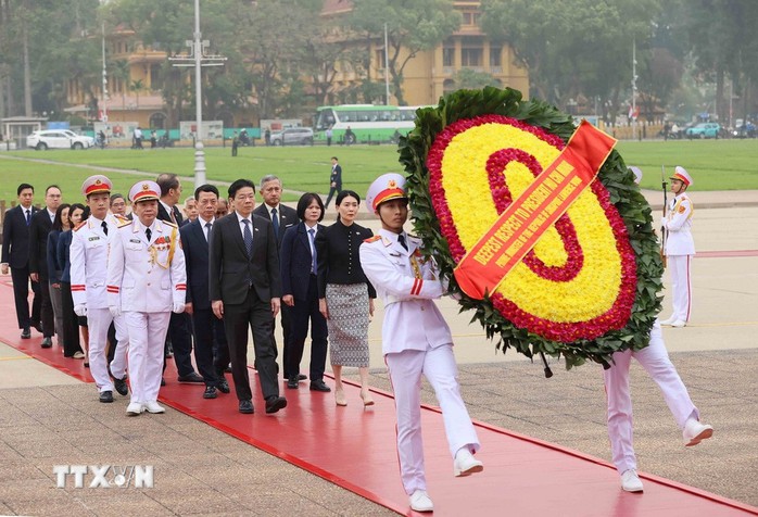 Thủ tướng Singapore Lawrence Wong vào Lăng viếng Chủ tịch Hồ Chí Minh- Ảnh 1.