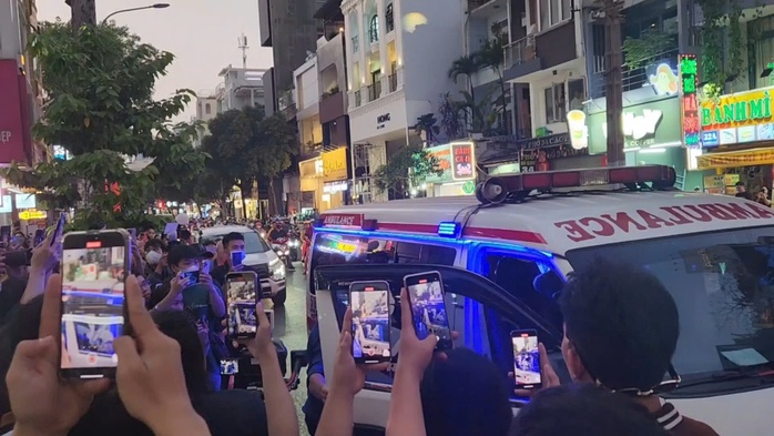 Dùng xe cứu thương chở diễn viên ra mắt phim, nhà sản xuất “Âm dương lộ” xin lỗi- Ảnh 1. Dùng xe cứu thương chở diễn viên ra mắt phim, nhà sản xuất “Âm dương lộ” xin lỗi- Ảnh 1.