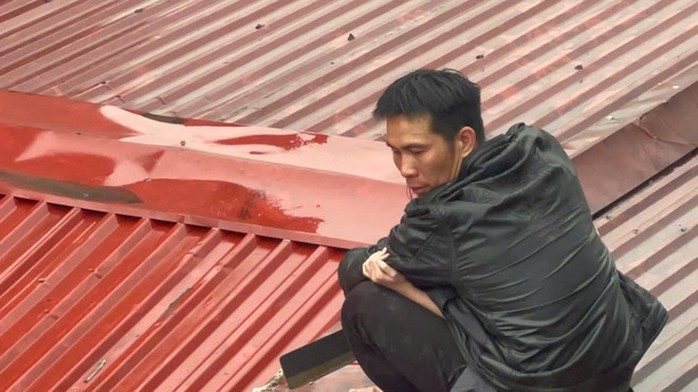 Vụ bé gái bị gã đàn ông cầm 2 dao khống chế: Nghi phạm trước đó đã "bắt cóc" 1 nam thanh niên - Ảnh 1. Vụ bé gái bị gã đàn ông cầm 2 dao khống chế: Nghi phạm trước đó đã "bắt cóc" 1 nam thanh niên - Ảnh 1.
