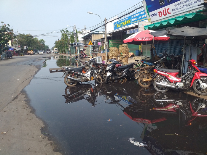 Đường ngập úng, người dân dùng ván làm lối đi vào nhà- Ảnh 1. Đường ngập úng, người dân dùng ván làm lối đi vào nhà- Ảnh 1.