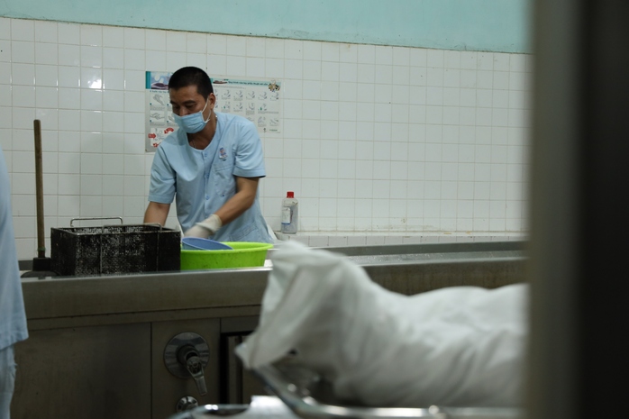 Ban đêm bên trong nhà tang lễ ở TP HCM- Ảnh 5. Ban đêm bên trong nhà tang lễ ở TP HCM- Ảnh 5.