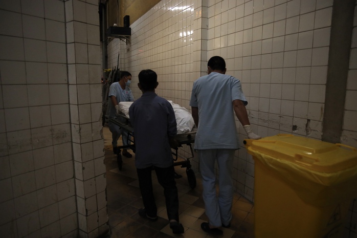 Ban đêm bên trong nhà tang lễ ở TP HCM- Ảnh 8. Ban đêm bên trong nhà tang lễ ở TP HCM- Ảnh 8.