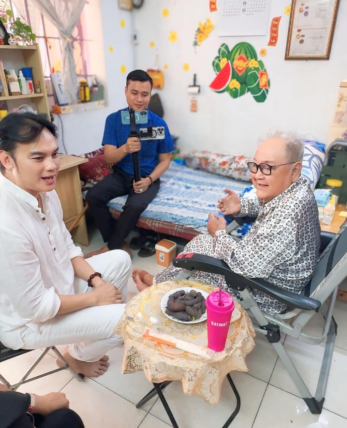 NSƯT Kim Tiểu Long "uống nước nhớ nguồn", thăm NS Hùng Minh, Hồng Nga- Ảnh 2. NSƯT Kim Tiểu Long "uống nước nhớ nguồn", thăm NS Hùng Minh, Hồng Nga- Ảnh 2.