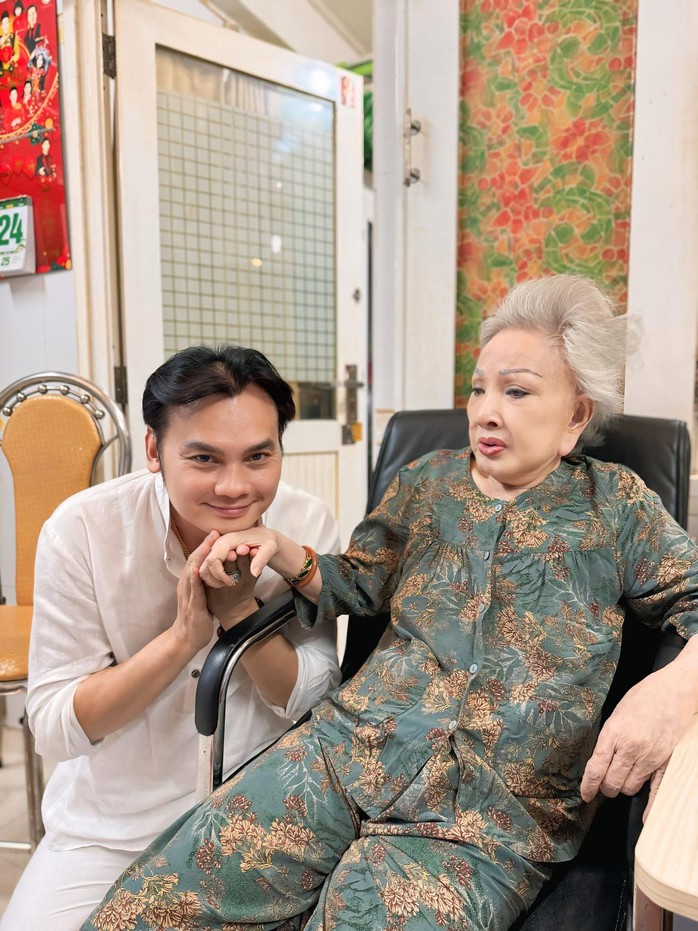 NSƯT Kim Tiểu Long "uống nước nhớ nguồn", thăm NS Hùng Minh, Hồng Nga- Ảnh 1. NSƯT Kim Tiểu Long "uống nước nhớ nguồn", thăm NS Hùng Minh, Hồng Nga- Ảnh 1.