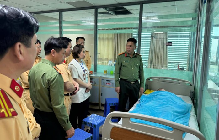 Nam thanh niên bất chấp hiệu lệnh dừng xe, tông đại úy CSGT gãy 2 xương sườn- Ảnh 2. Nam thanh niên bất chấp hiệu lệnh dừng xe, tông đại úy CSGT gãy 2 xương sườn- Ảnh 2.