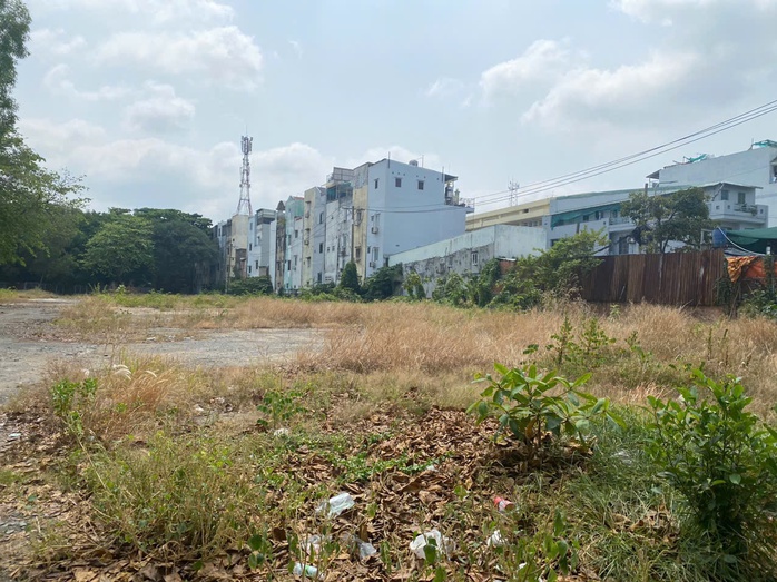 TP HCM: Đất công, doanh nghiệp trả, chính quyền xin, vì sao vẫn hoang hóa?- Ảnh 1. TP HCM: Đất công, doanh nghiệp trả, chính quyền xin, vì sao vẫn hoang hóa?- Ảnh 1.