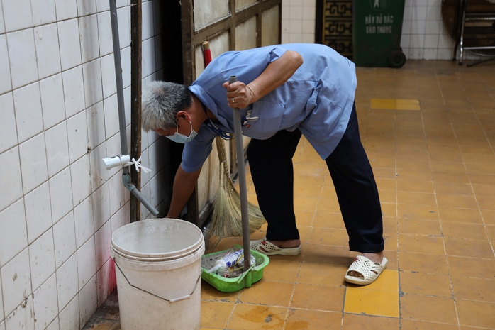 Ban đêm bên trong nhà tang lễ ở TP HCM- Ảnh 2. Ban đêm bên trong nhà tang lễ ở TP HCM- Ảnh 2.