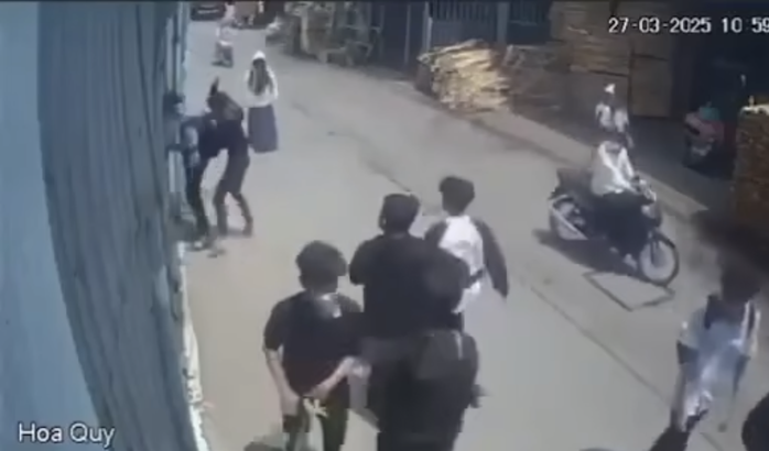 Phẫn nộ nam sinh bị đánh tập thể vào đầu, gục xuống đường- Ảnh 1. Phẫn nộ nam sinh bị đánh tập thể vào đầu, gục xuống đường- Ảnh 1.