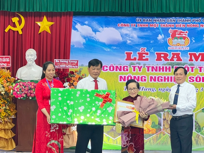 Bà Ba Sương bất ngờ xuất hiện tại sự kiện lớn ở Nông trường Sông Hậu- Ảnh 2. Bà Ba Sương bất ngờ xuất hiện tại sự kiện lớn ở Nông trường Sông Hậu- Ảnh 2.