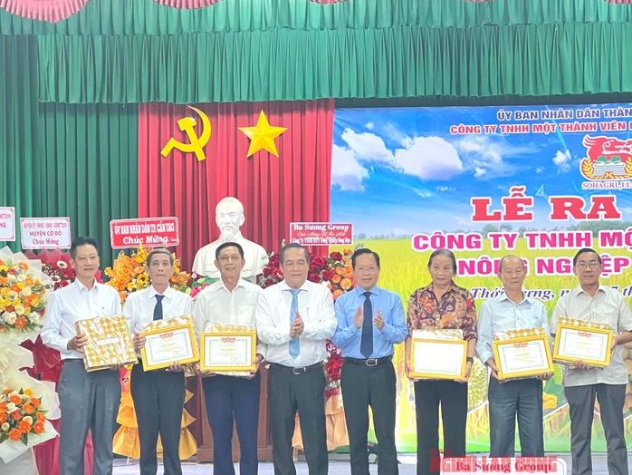 Bà Ba Sương bất ngờ xuất hiện tại sự kiện lớn ở Nông trường Sông Hậu- Ảnh 4. Bà Ba Sương bất ngờ xuất hiện tại sự kiện lớn ở Nông trường Sông Hậu- Ảnh 4.