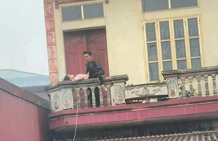Gã đàn ông 2 tay cầm 2 dao xông vào nhà khống chế bé gái 9 tuổi suốt 6 giờ- Ảnh 1. Gã đàn ông 2 tay cầm 2 dao xông vào nhà khống chế bé gái 9 tuổi suốt 6 giờ- Ảnh 1.
